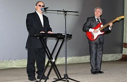 Михаил Абакумов - синтезатор, Вячеслав Свитавский - гитара.