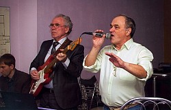 Вячеслав Свитавский - гитара, Михаил Абакумов - вокал.