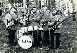 Перед танцами в Арженском 